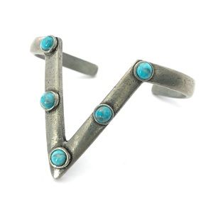 The 2Bandits Peakin Cuff Howlite Turquoise Silver